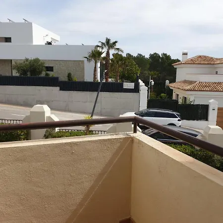 Adosado Olivos, Sierra Cortina 펜션 피네스트라트